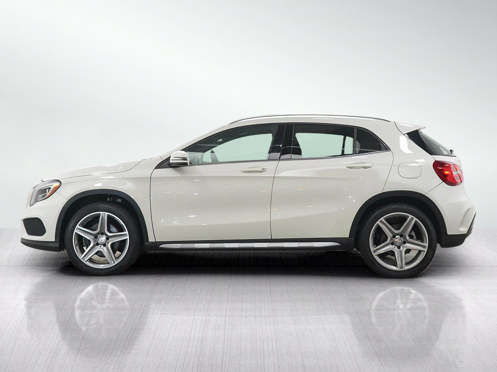 Used 2015 Mercedes-Benz GLA 250 4MATIC image 2
