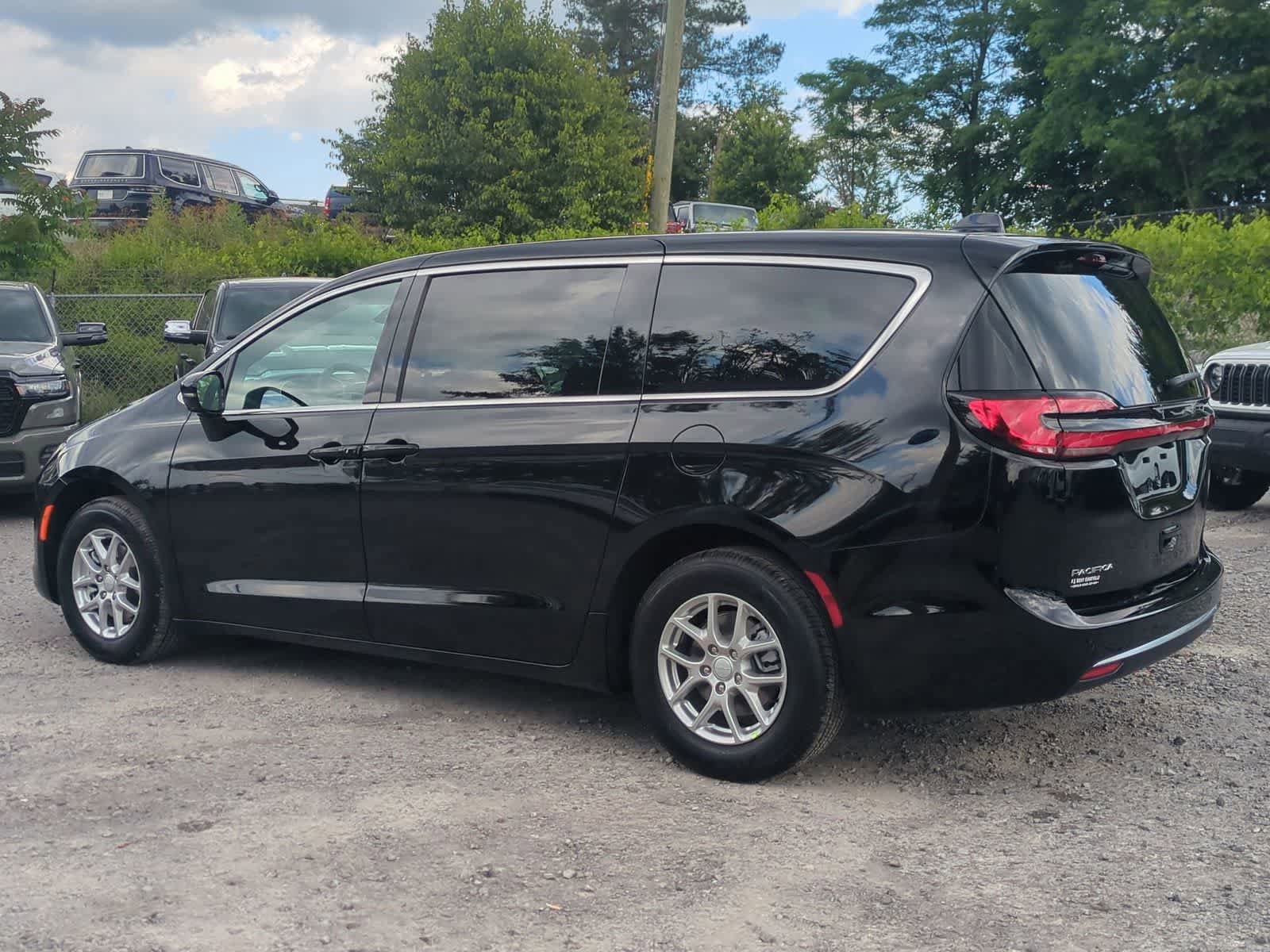 New 2027 Chrysler Pacifica Select FWD image 6