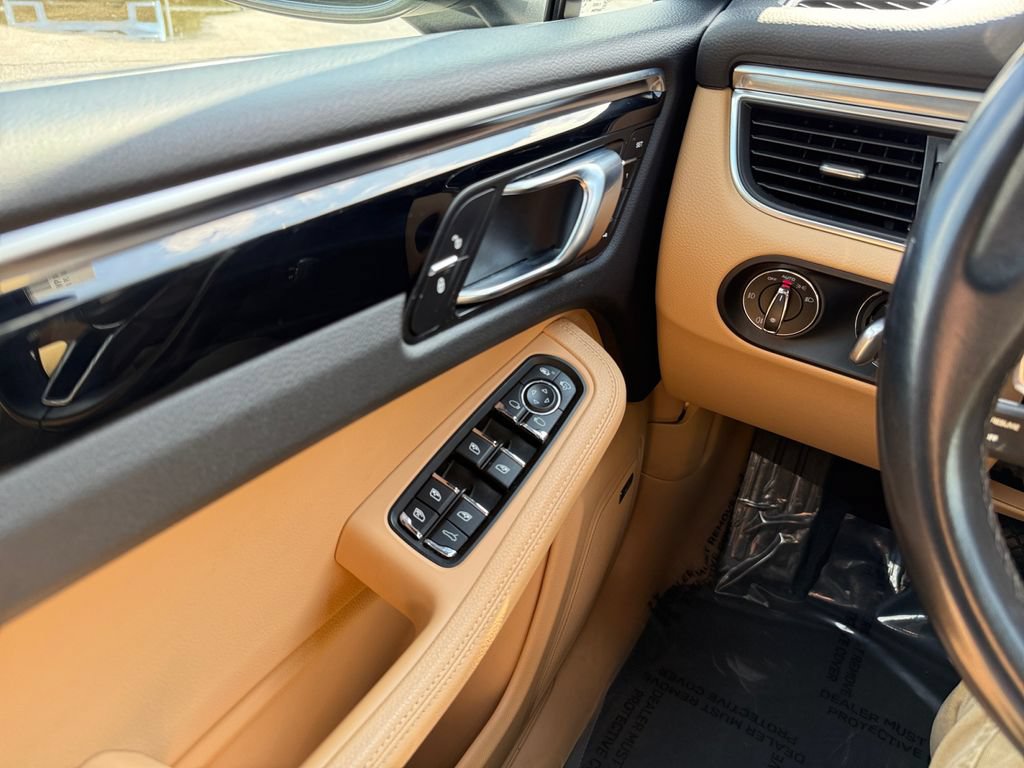 Used 2018 Porsche Macan AWD/4WD image 28