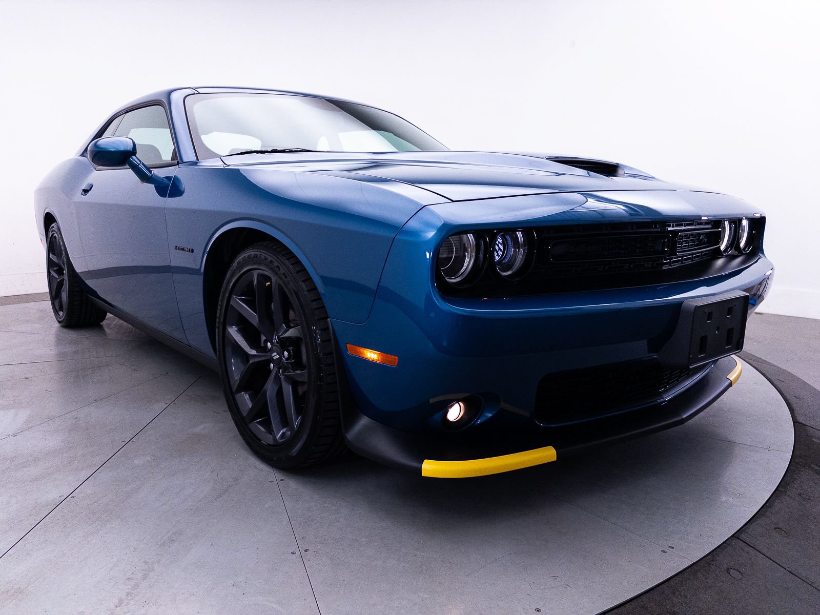 Used 2021 Dodge Challenger R/T w/ Driver Convenience Group RWD image 14