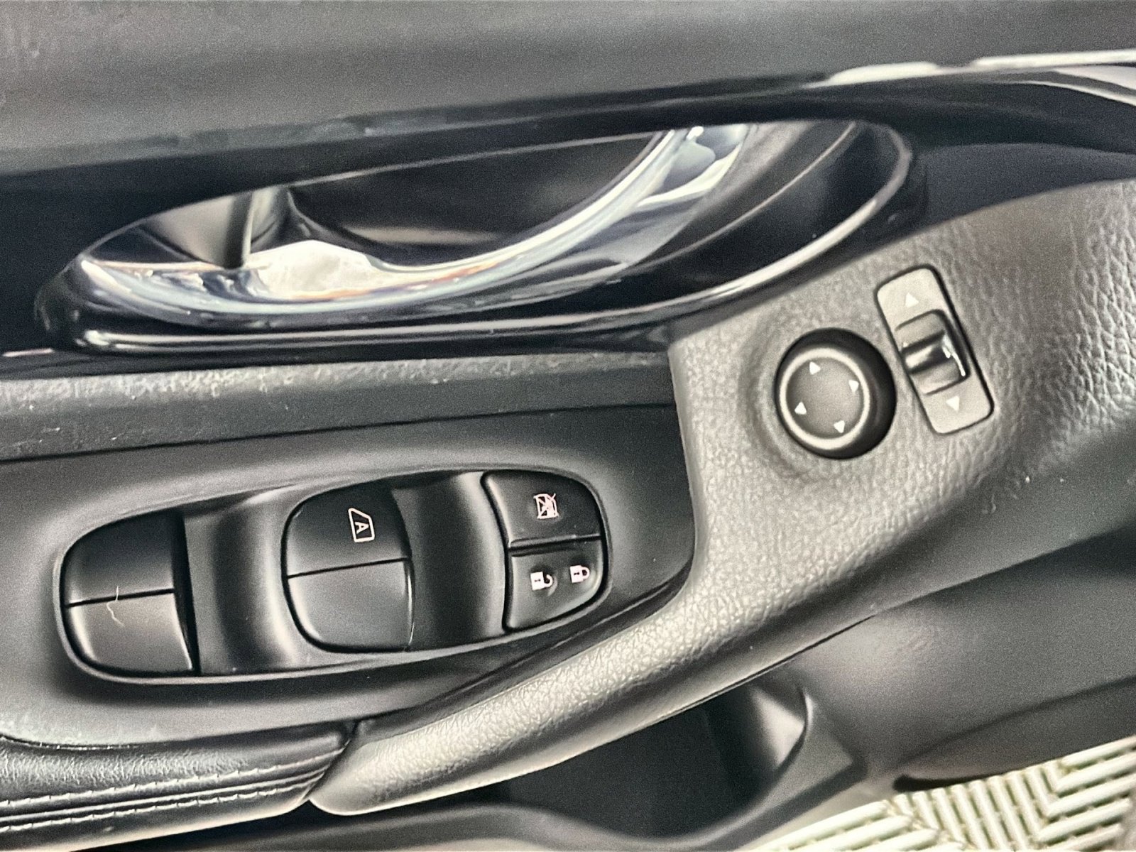 Used 2018 Nissan Rogue Sport SV image 15