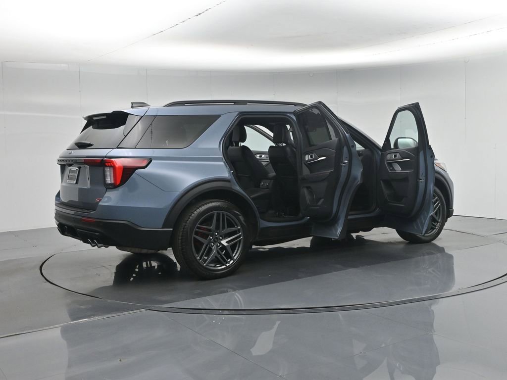 Used 2025 Ford Explorer ST image 5