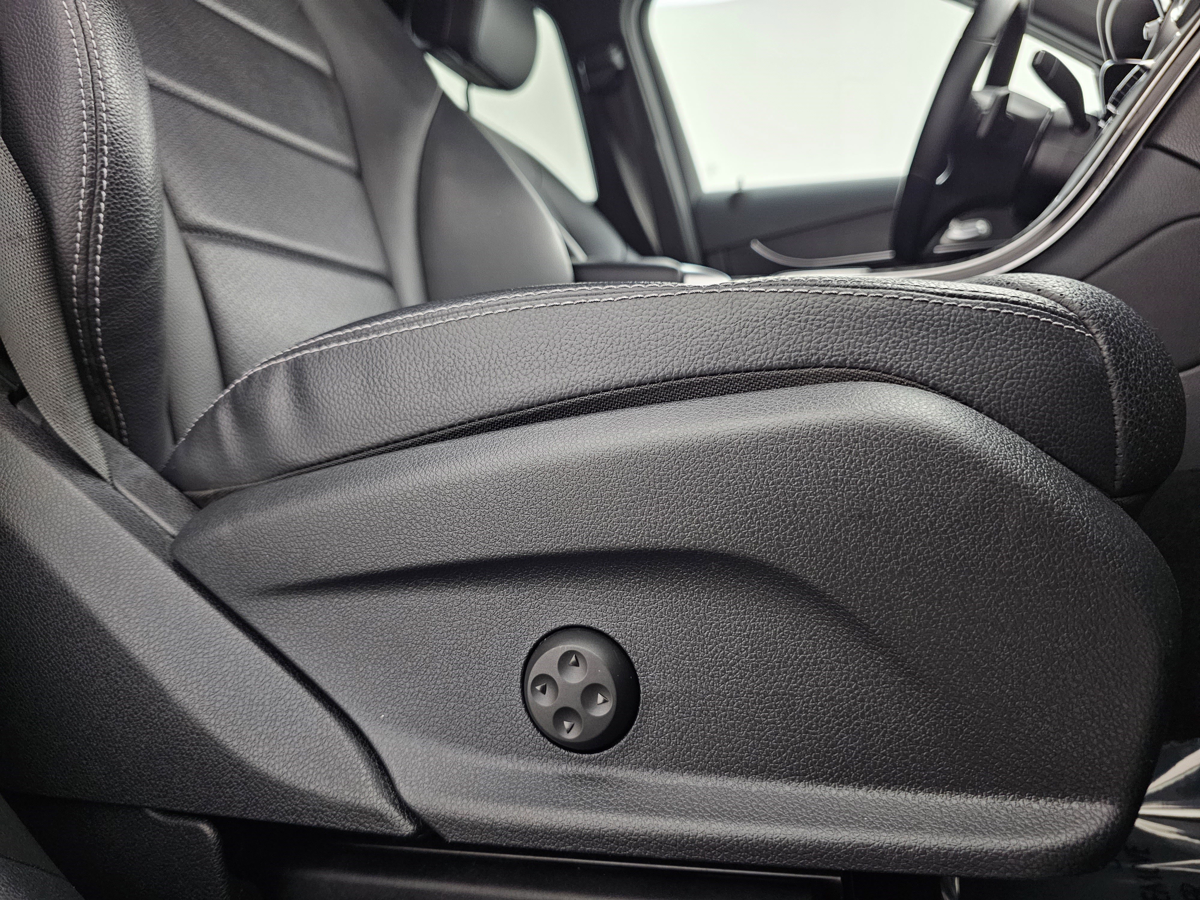 Certified 2022 Mercedes-Benz GLC 300 4MATIC w/ Multimedia Package Lite image 18