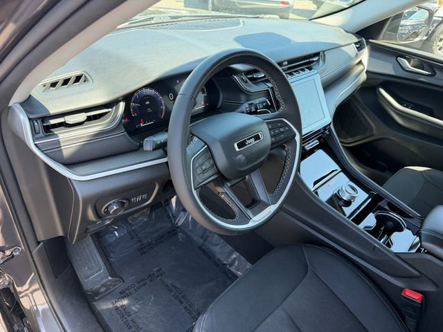 Used 2023 Jeep Grand Cherokee Laredo AWD/4WD image 11