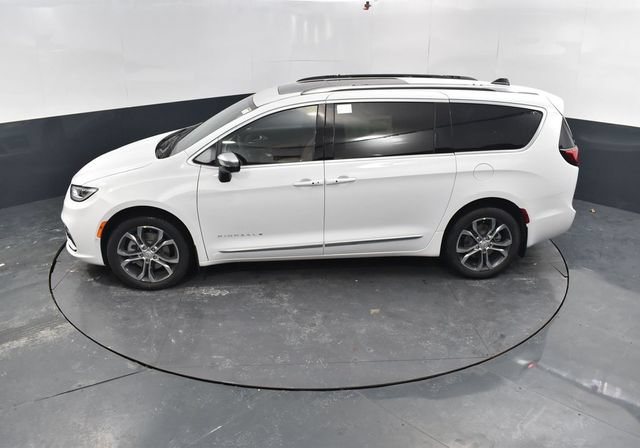 New 2026 Chrysler Pacifica Pinnacle w/ Trailer Tow Group AWD/4WD image 44