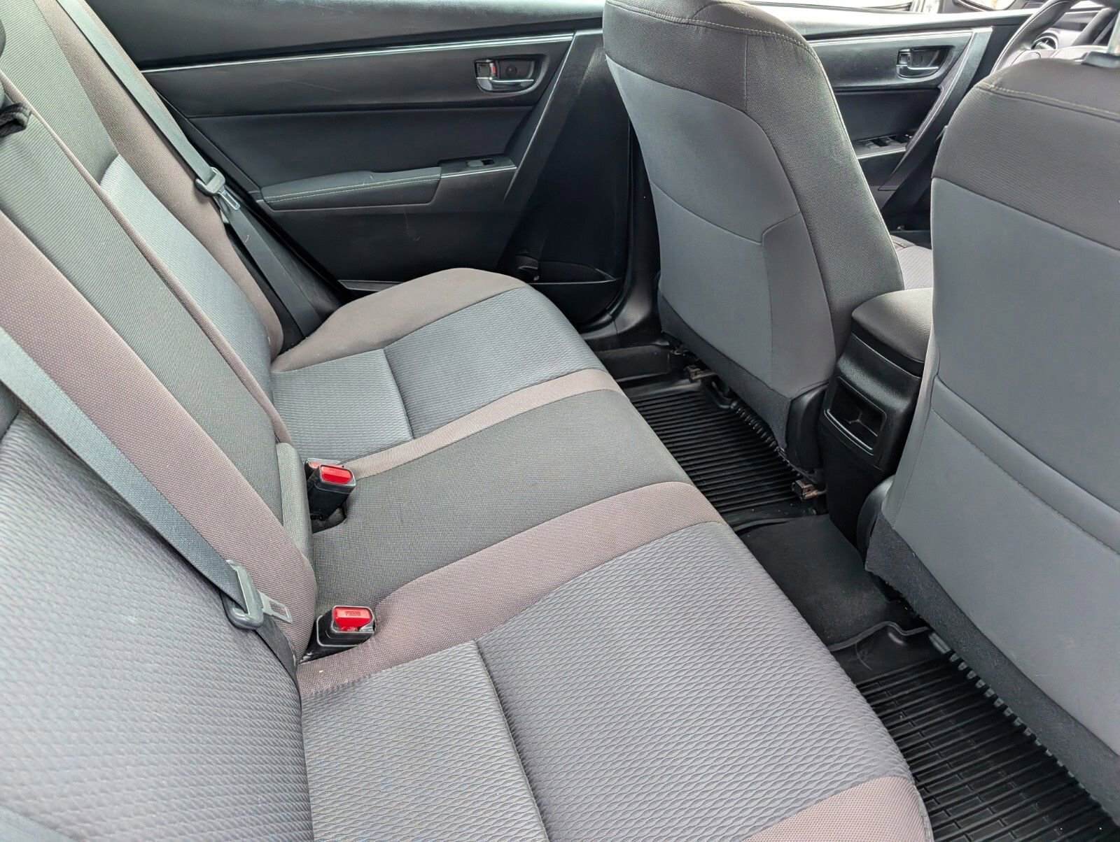 Used 2018 Toyota Corolla LE image 17