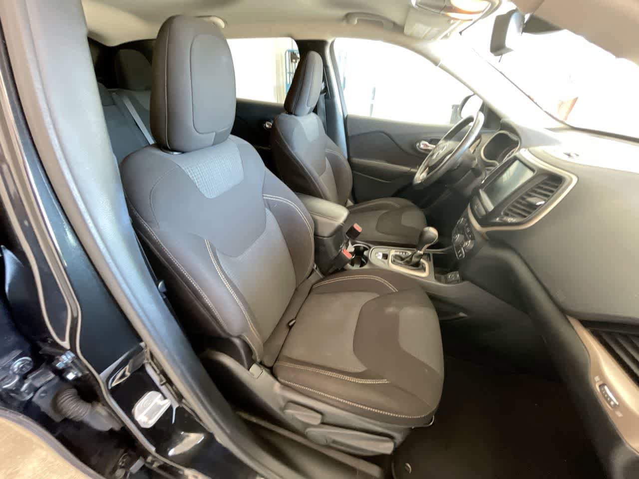 Used 2016 Jeep Cherokee Latitude FWD image 24