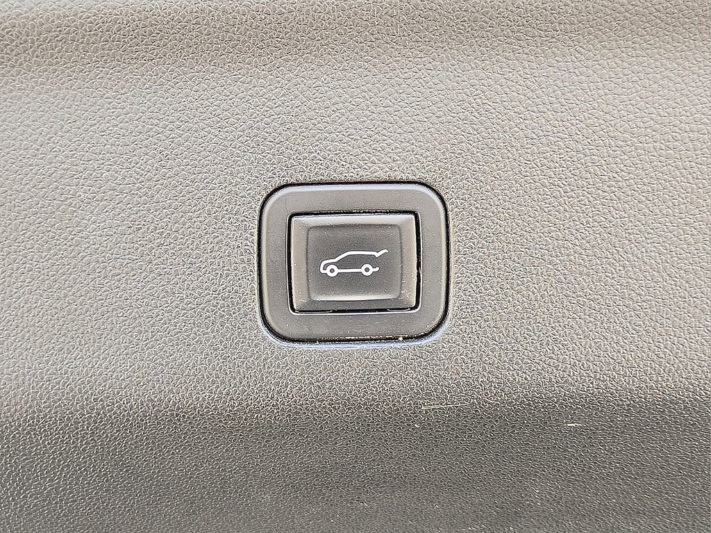 Used 2023 Chevrolet Suburban Premier image 16