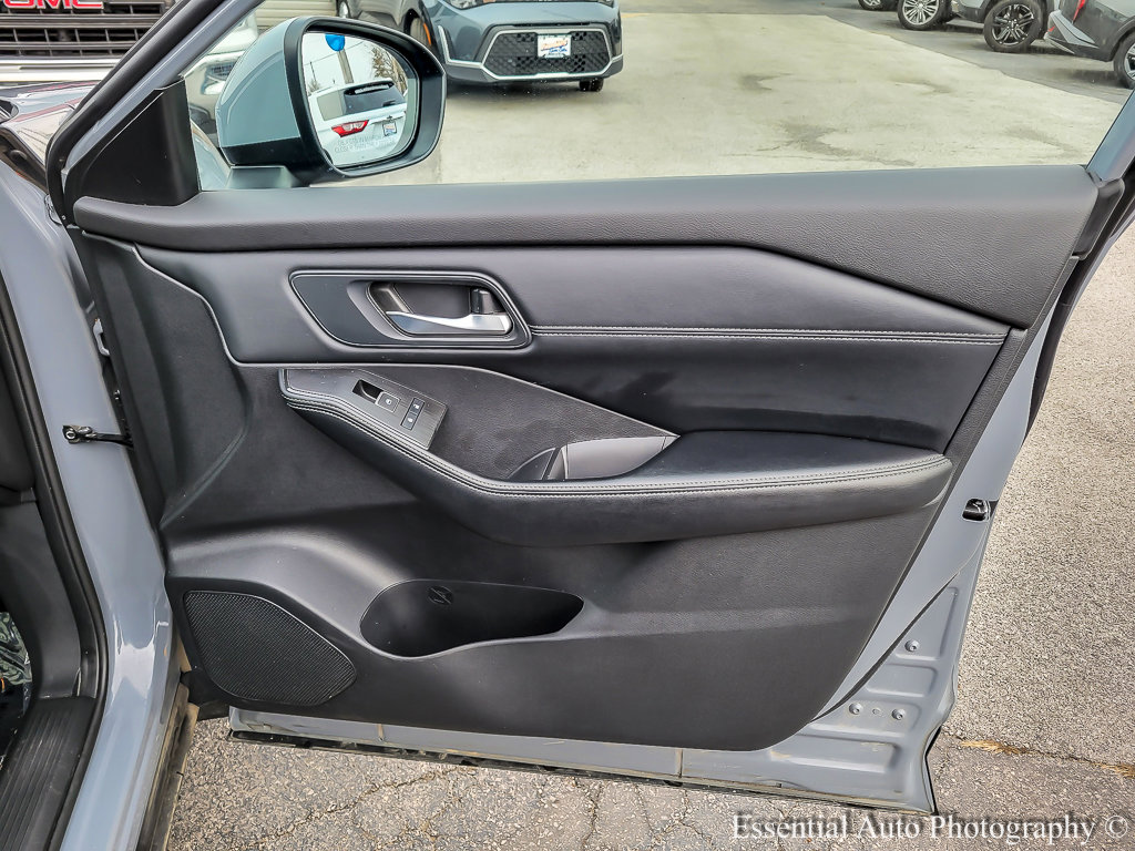 Used 2025 Nissan Rogue SL w/ Tech Package image 34