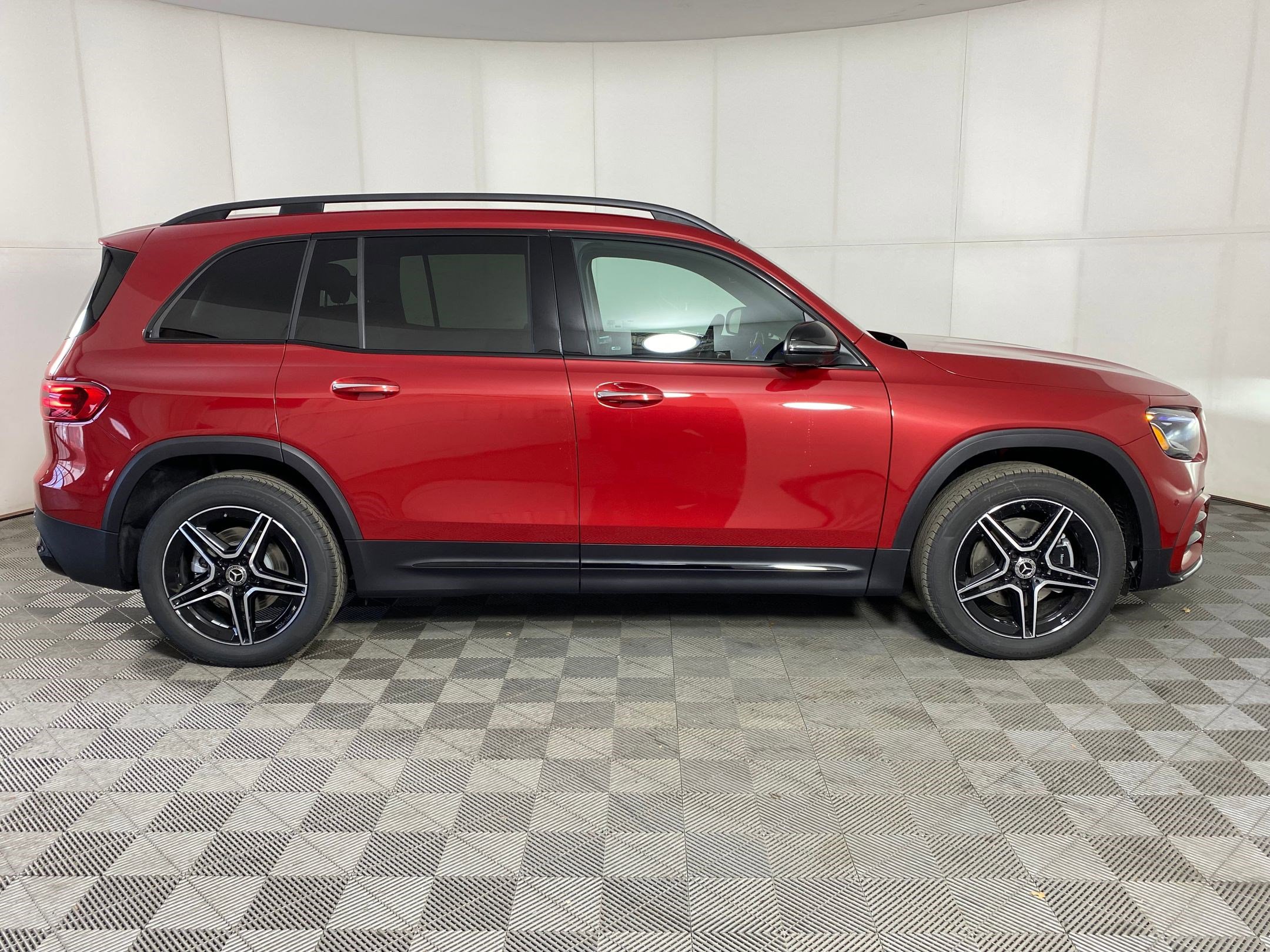 Used 2026 Mercedes-Benz GLB 250 4MATIC image 7