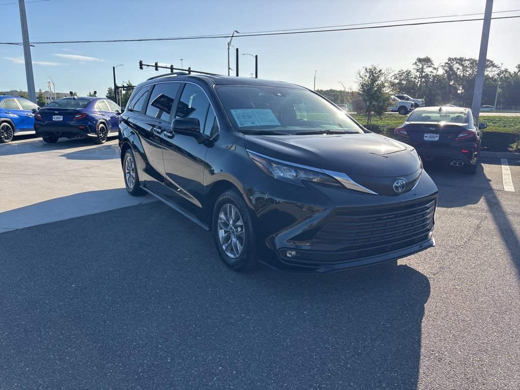 Used 2025 Toyota Sienna XLE FWD image 3