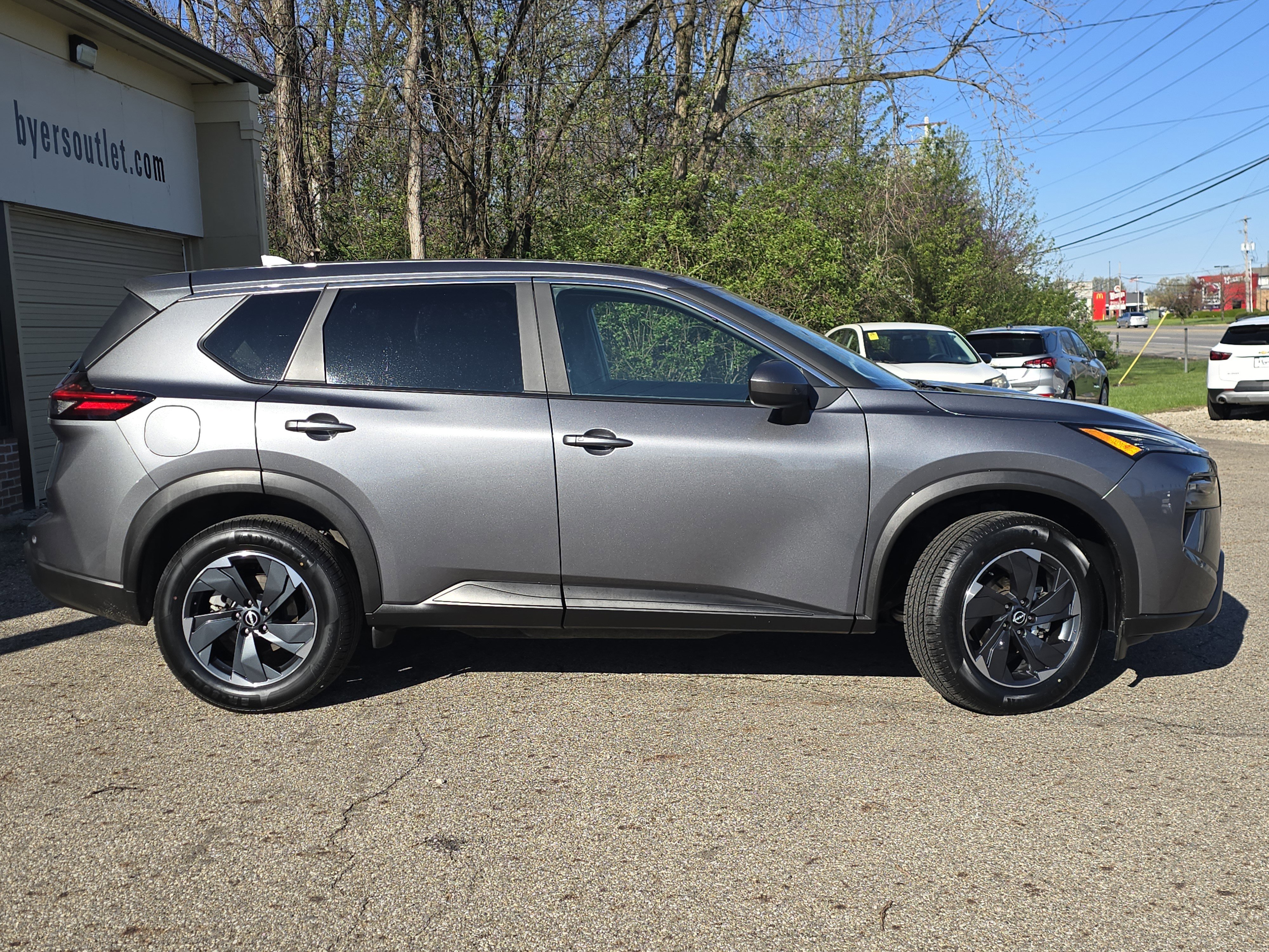 Used 2024 Nissan Rogue SV image 8