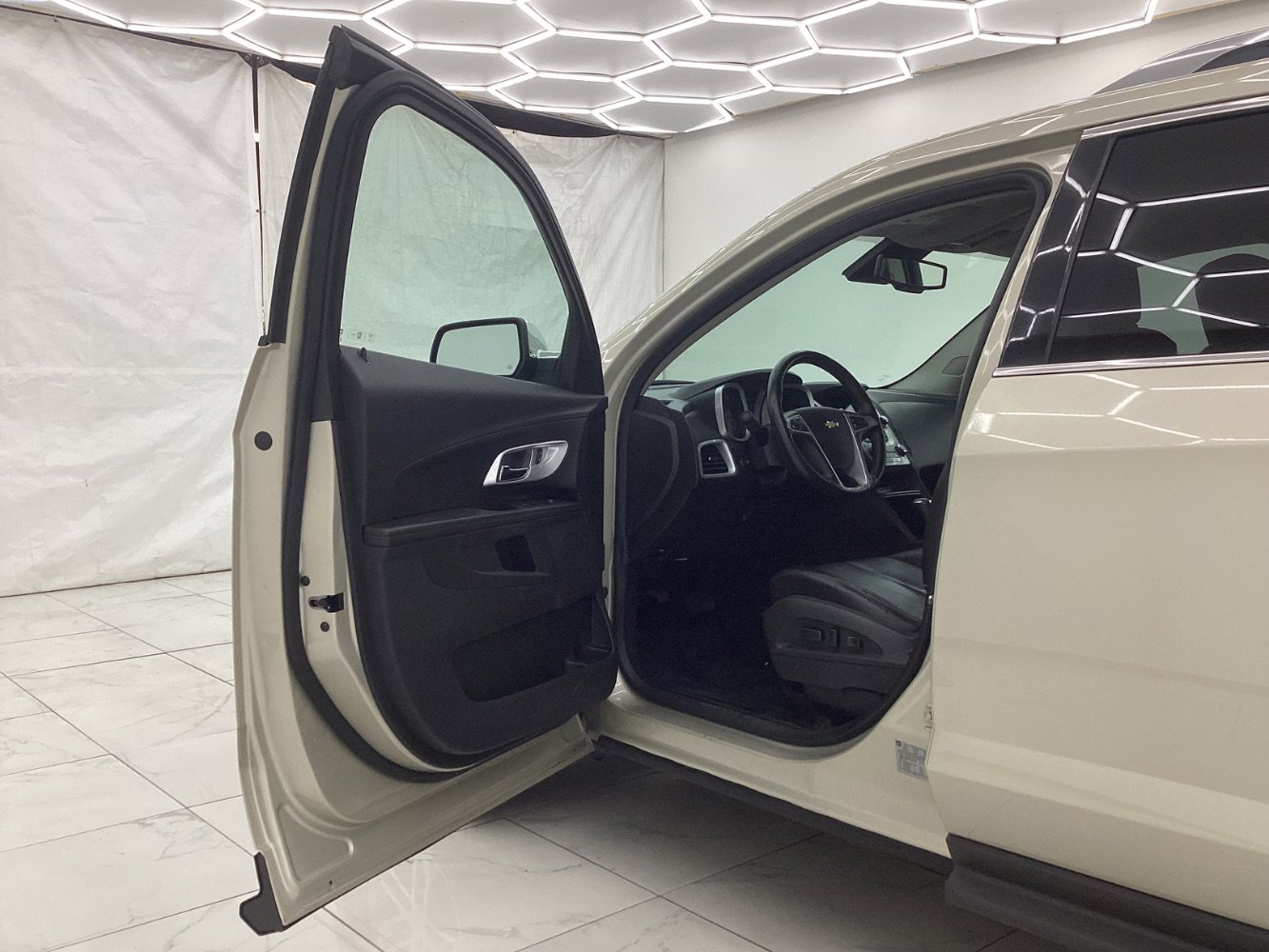 Used 2016 Chevrolet Equinox LTZ w/ Enhanced Convenience Package image 16