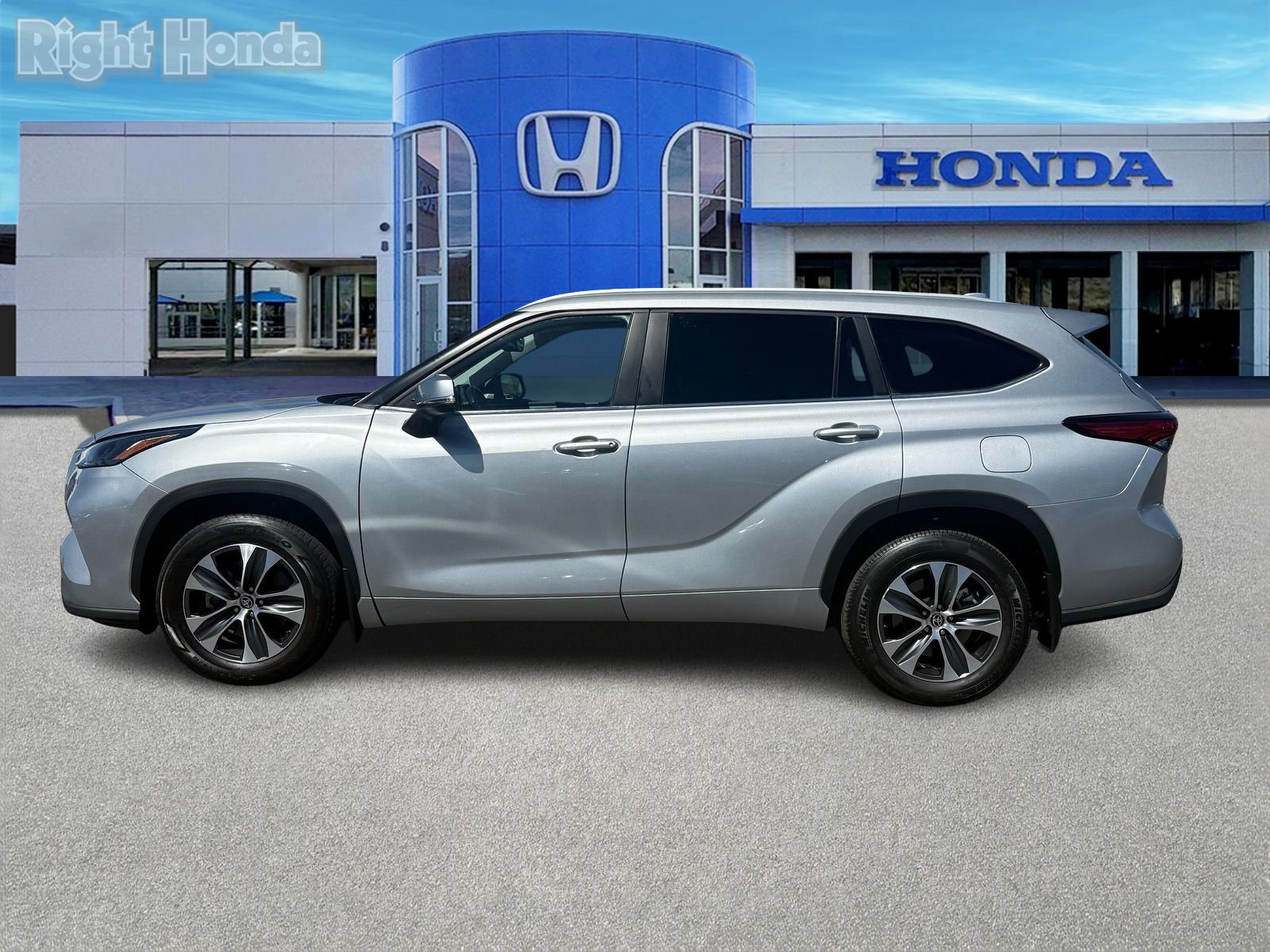 Used 2023 Toyota Highlander XLE image 3