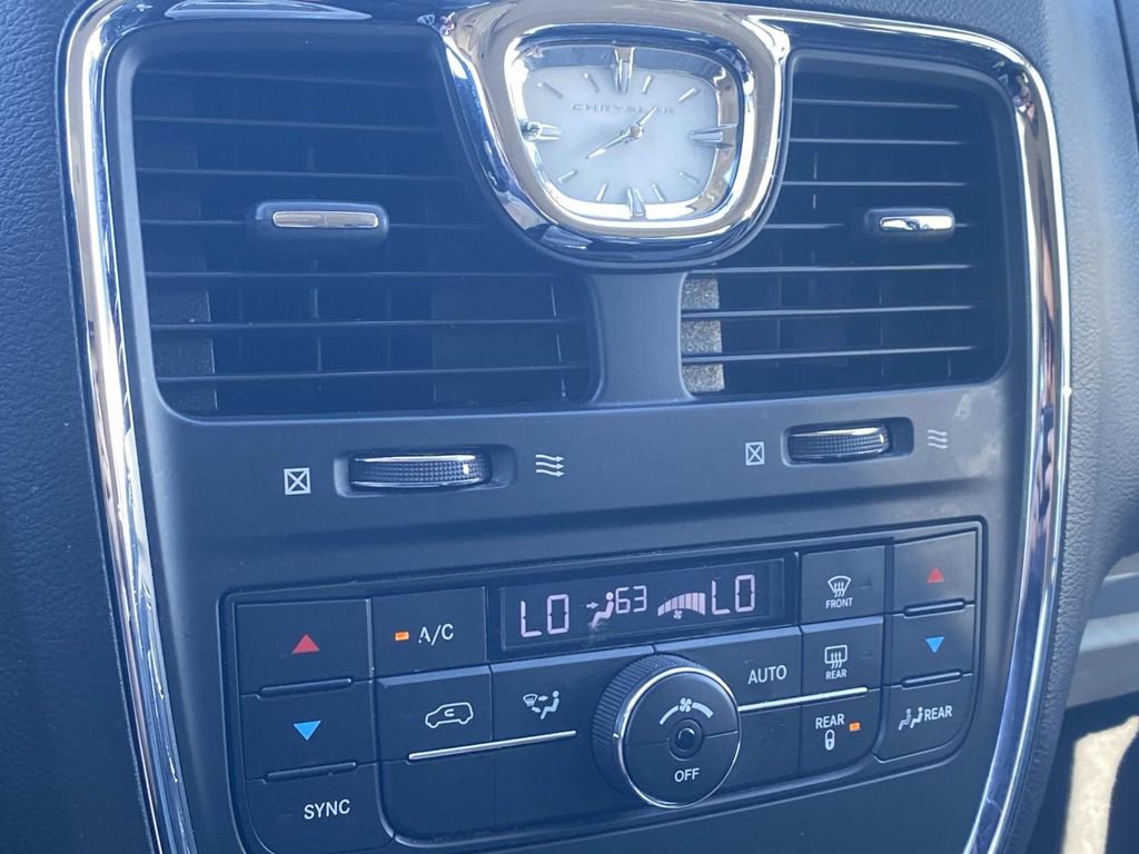 Used 2014 Chrysler Town & Country Touring image 23