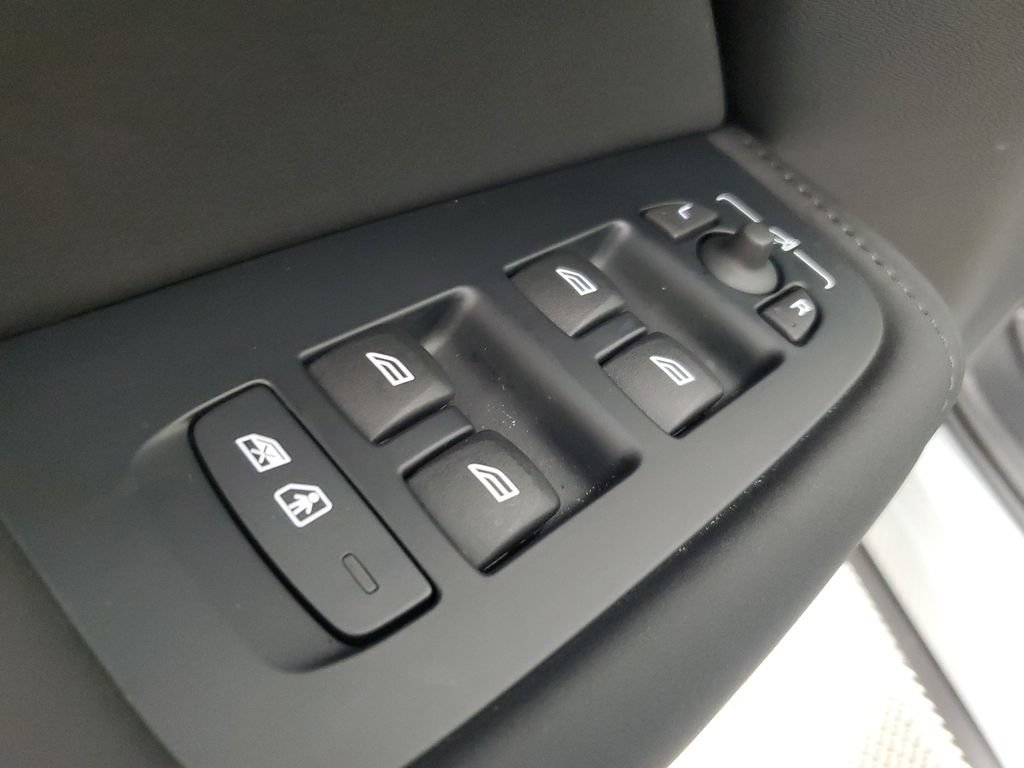 Certified 2026 Volvo XC60 B5 Core AWD/4WD image 22