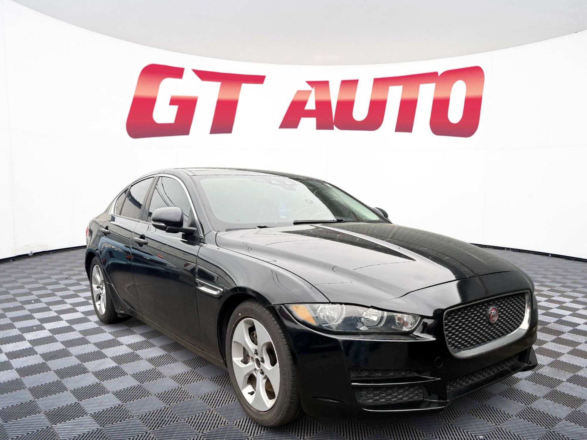 Used 2017 Jaguar XE image 1