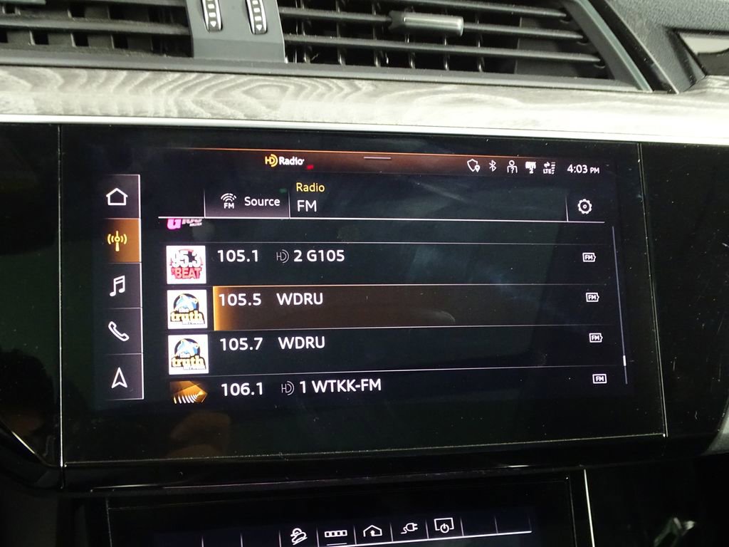 Used 2021 Audi e-tron Premium Plus image 35