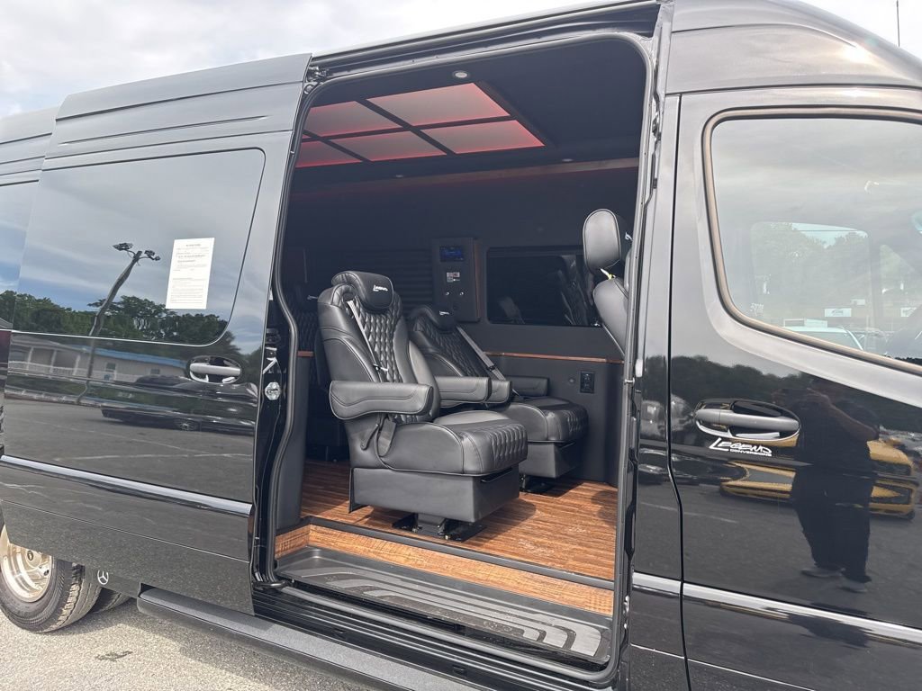 Used 2024 Mercedes-Benz Sprinter 3500 image 34
