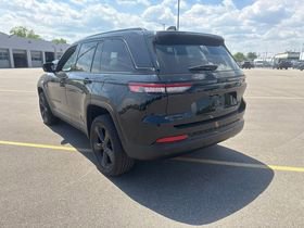 Used 2024 Jeep Grand Cherokee Limited w/ Black Appearance Package AWD/4WD image 8