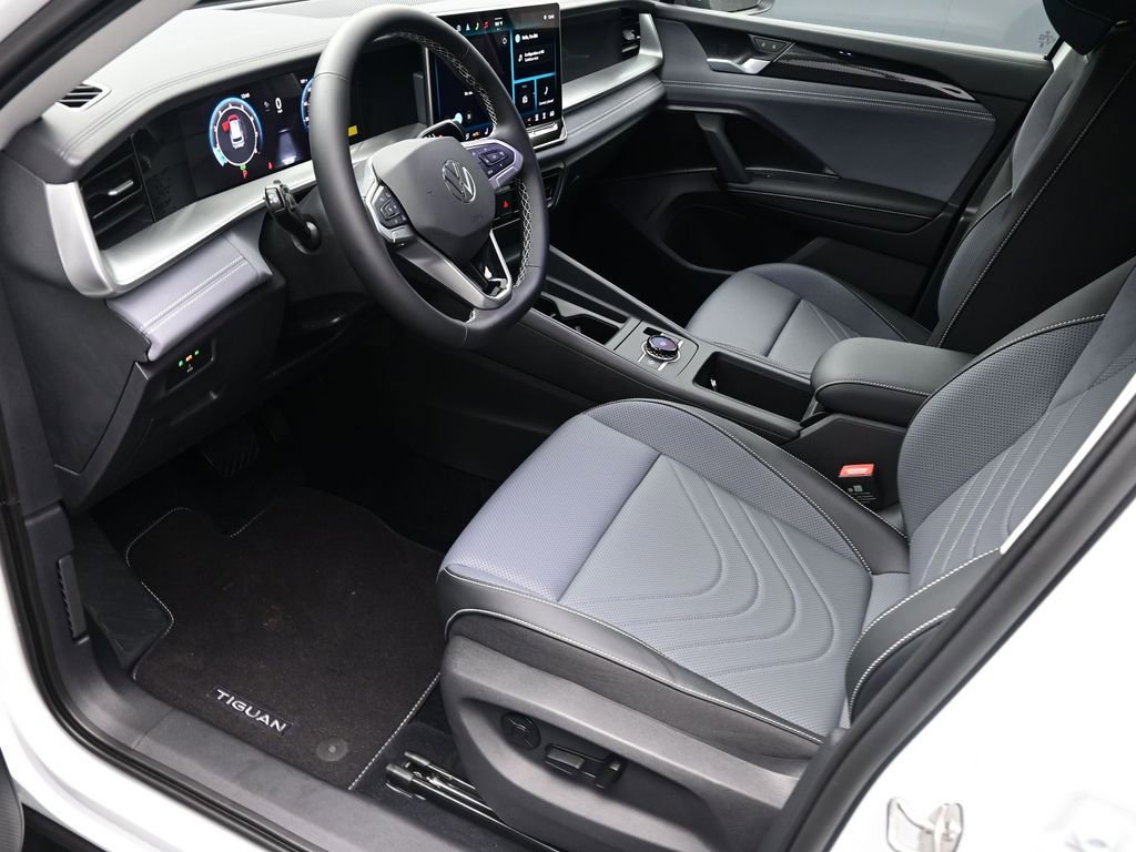 Used 2025 Volkswagen Tiguan SE image 18