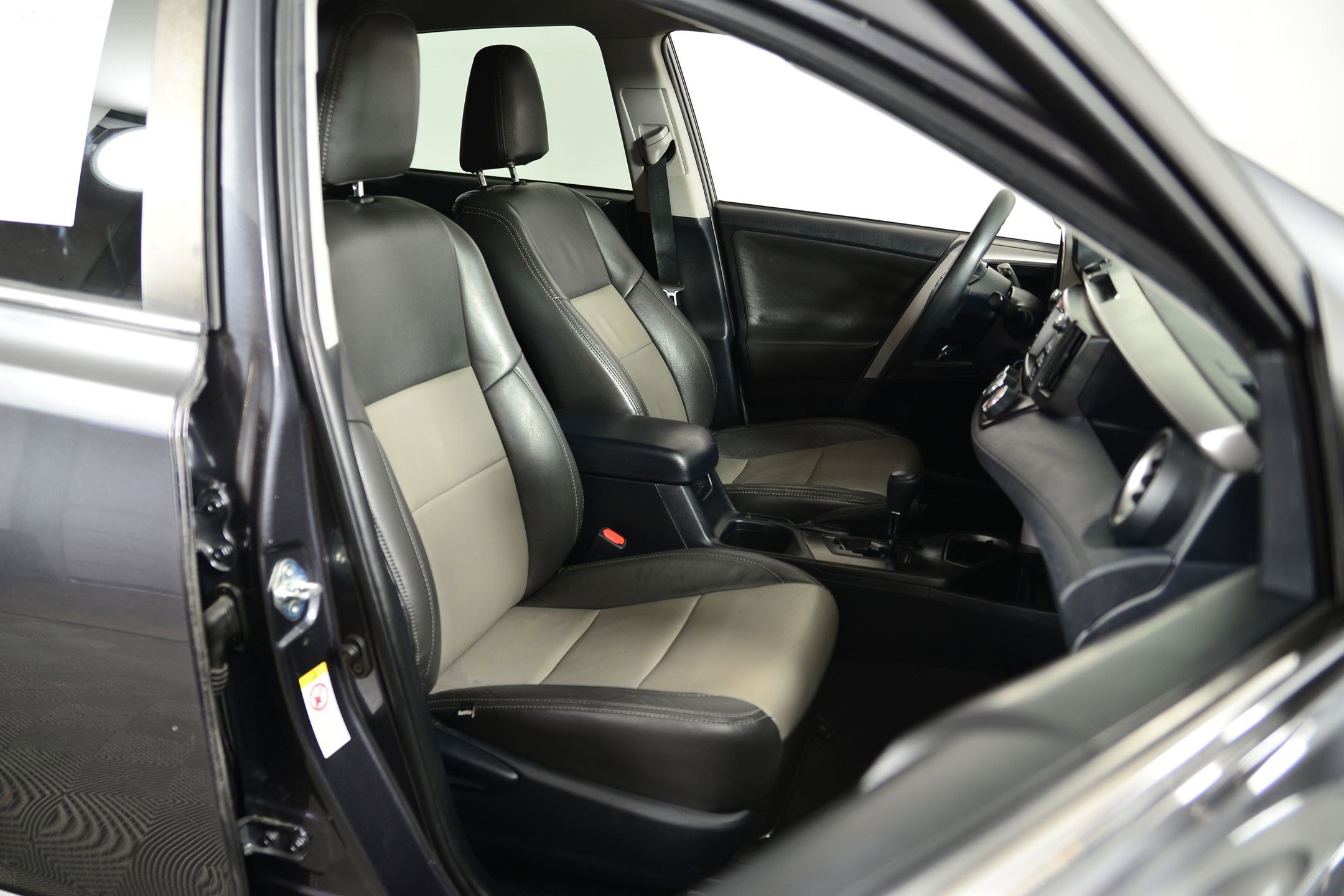 Used 2018 Toyota RAV4 LE image 19