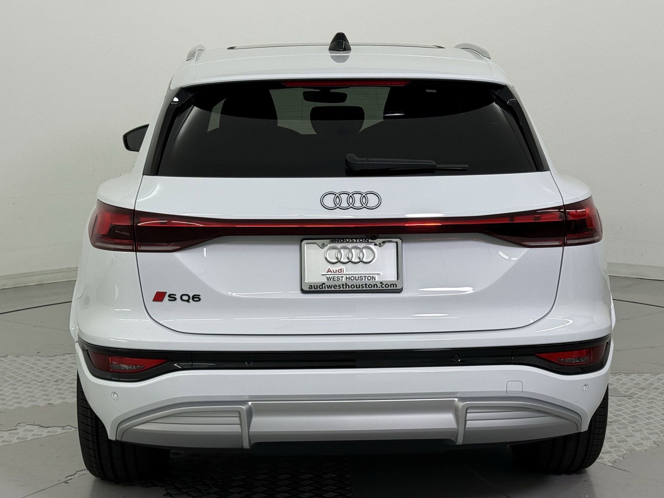 New 2025 Audi SQ6 e-tron Premium image 8
