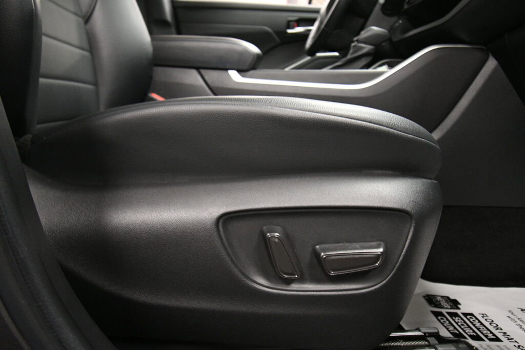 Used 2023 Toyota Highlander XLE image 33