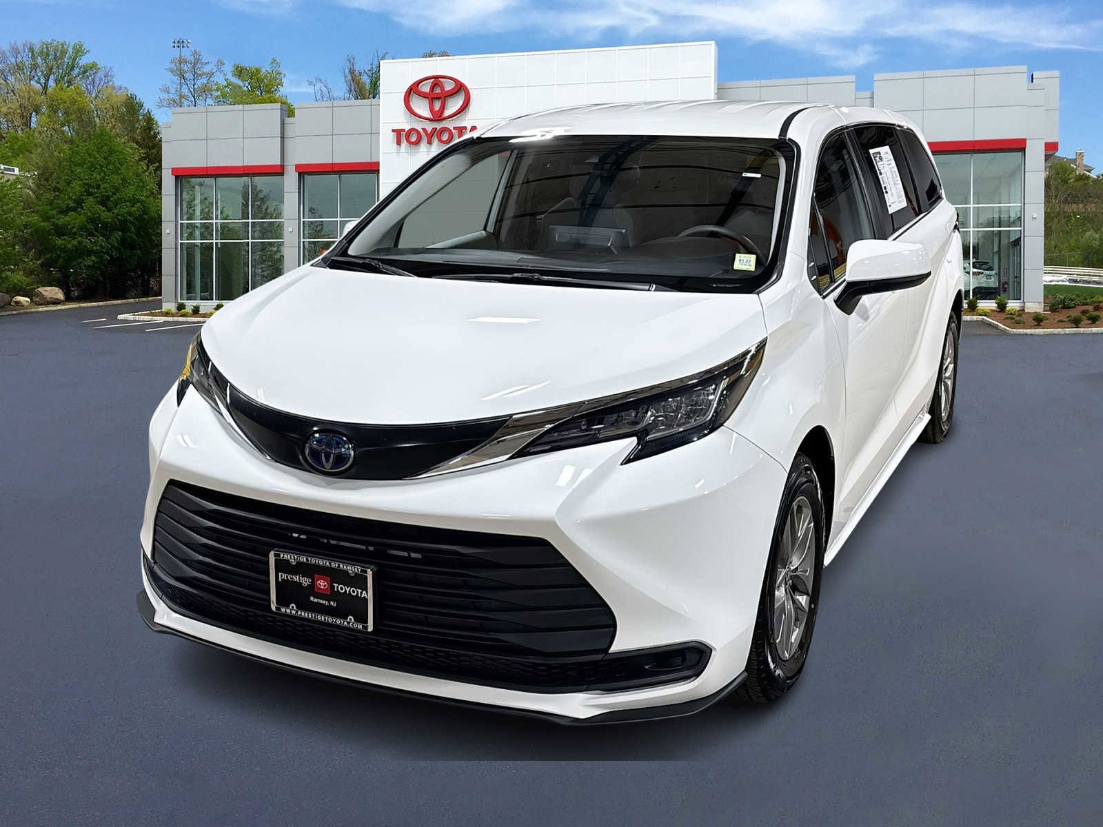 Certified 2022 Toyota Sienna LE FWD image 1