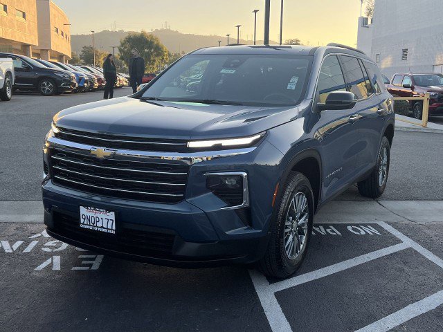Used 2025 Chevrolet Traverse LT image 1