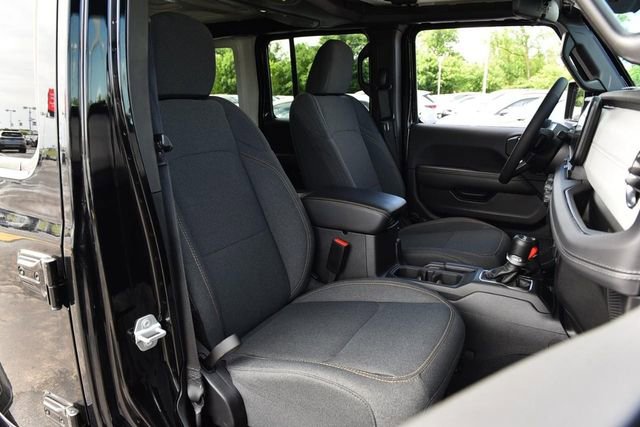 Used 2025 Jeep Wrangler Unlimited Sahara w/ Safety Group AWD/4WD image 22