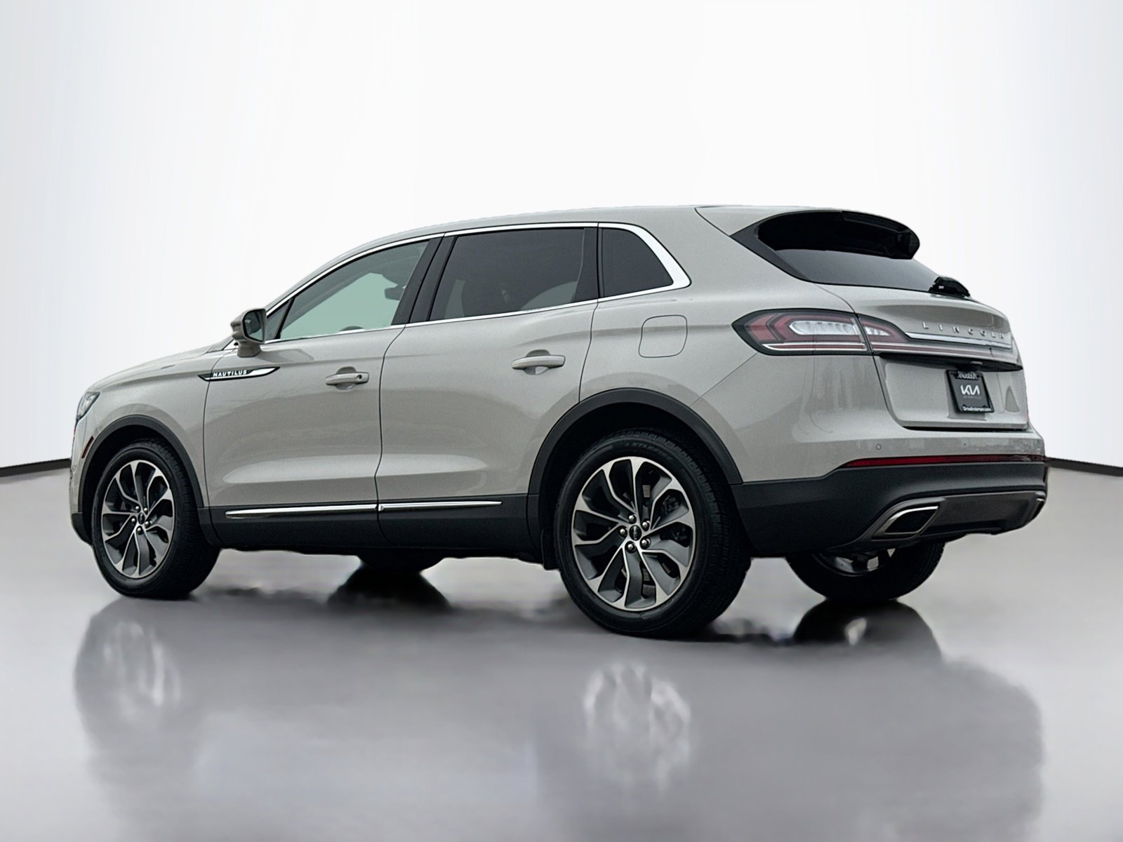 Used 2023 Lincoln Nautilus Reserve image 14