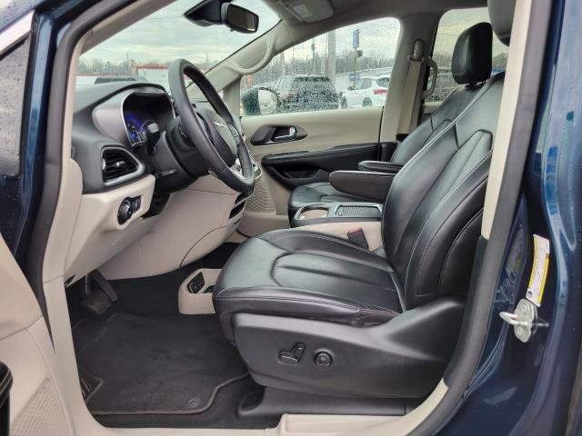 Used 2023 Chrysler Pacifica Touring-L image 8