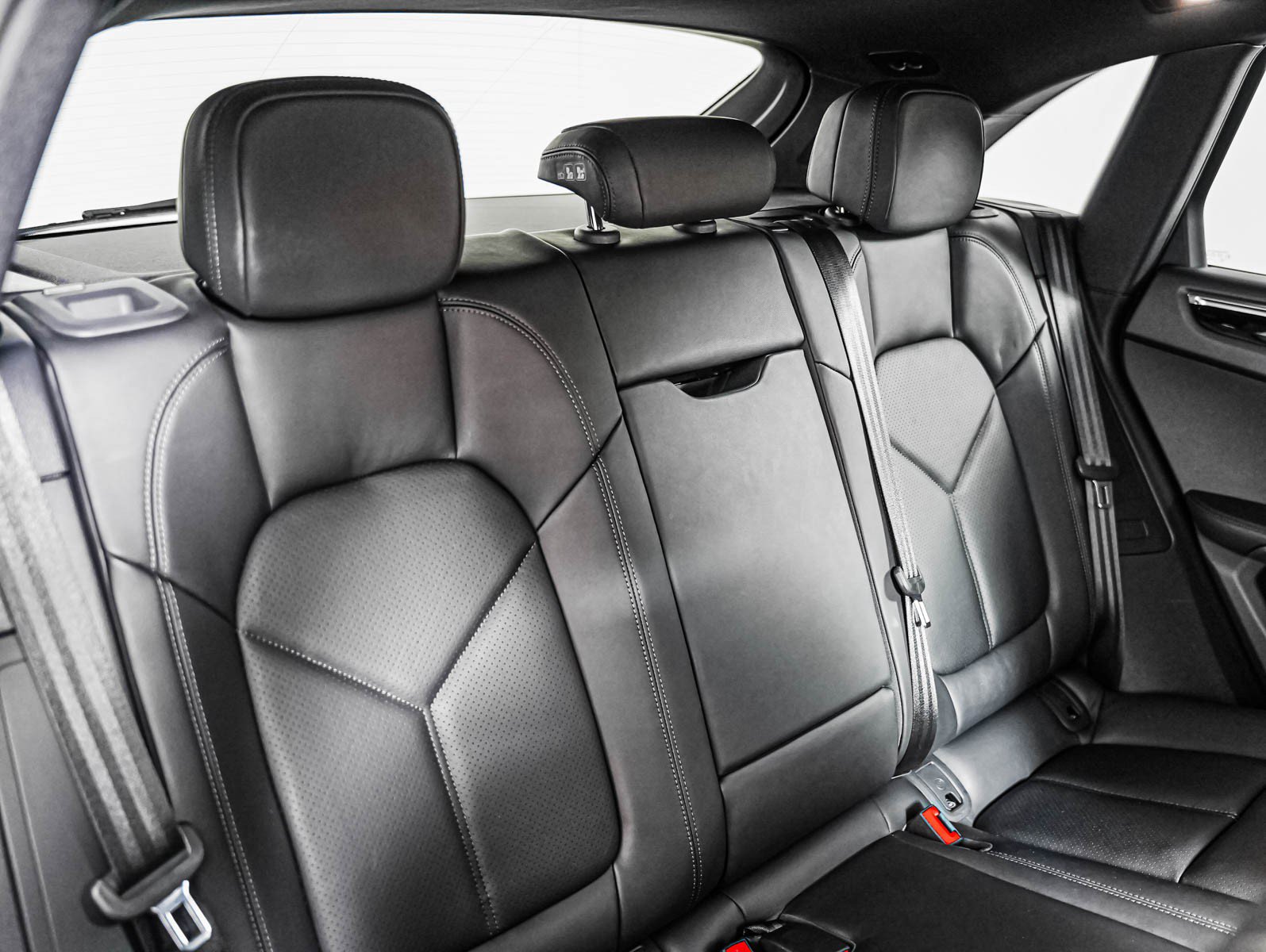 Certified 2026 Porsche Macan AWD/4WD image 5