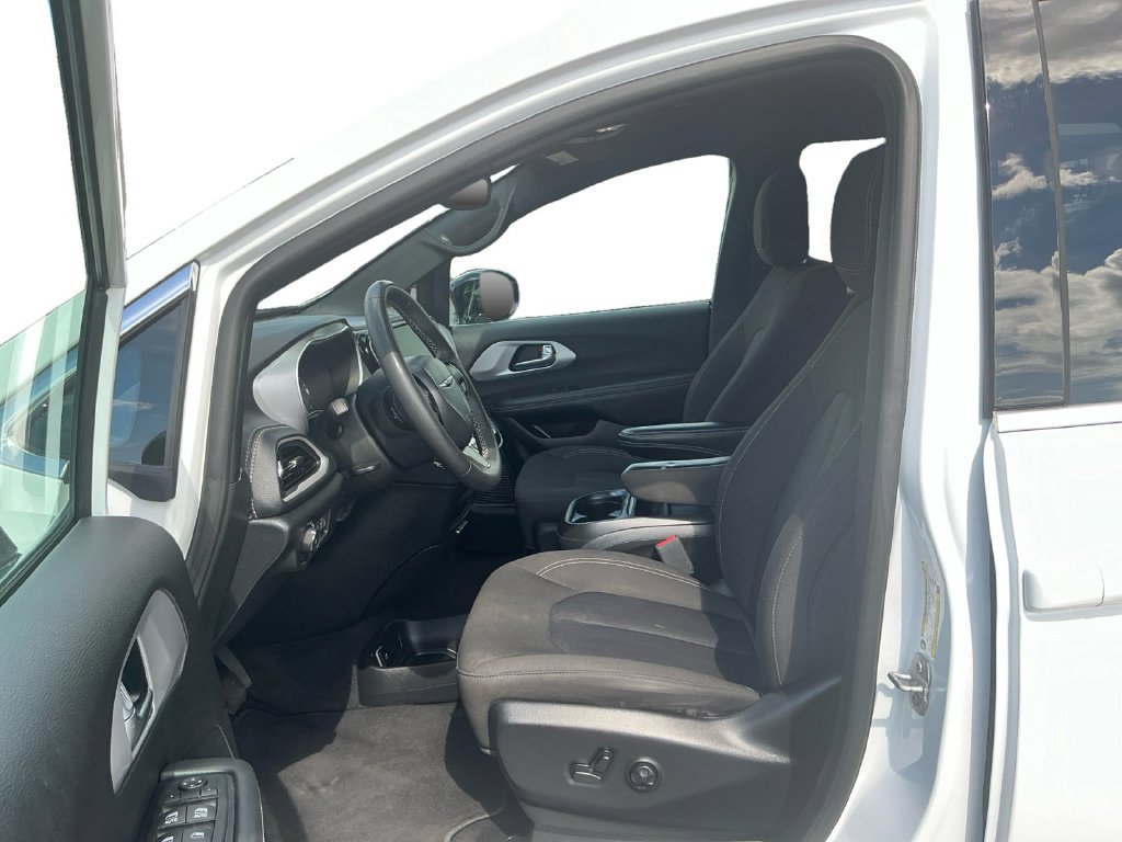 Used 2024 Chrysler Pacifica Touring FWD image 14