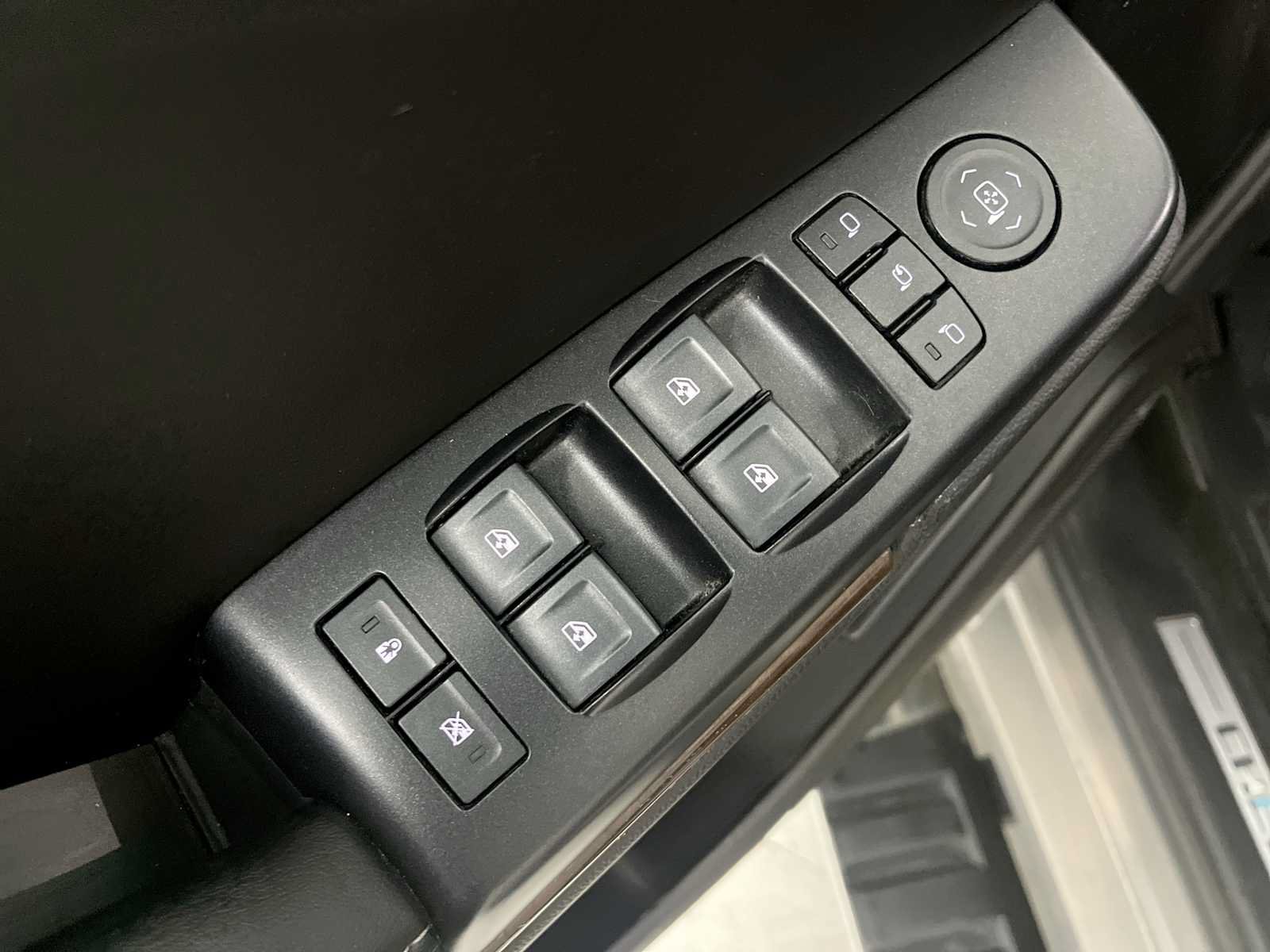 Used 2018 Chevrolet Suburban LT w/ LT Signature Package AWD/4WD image 21