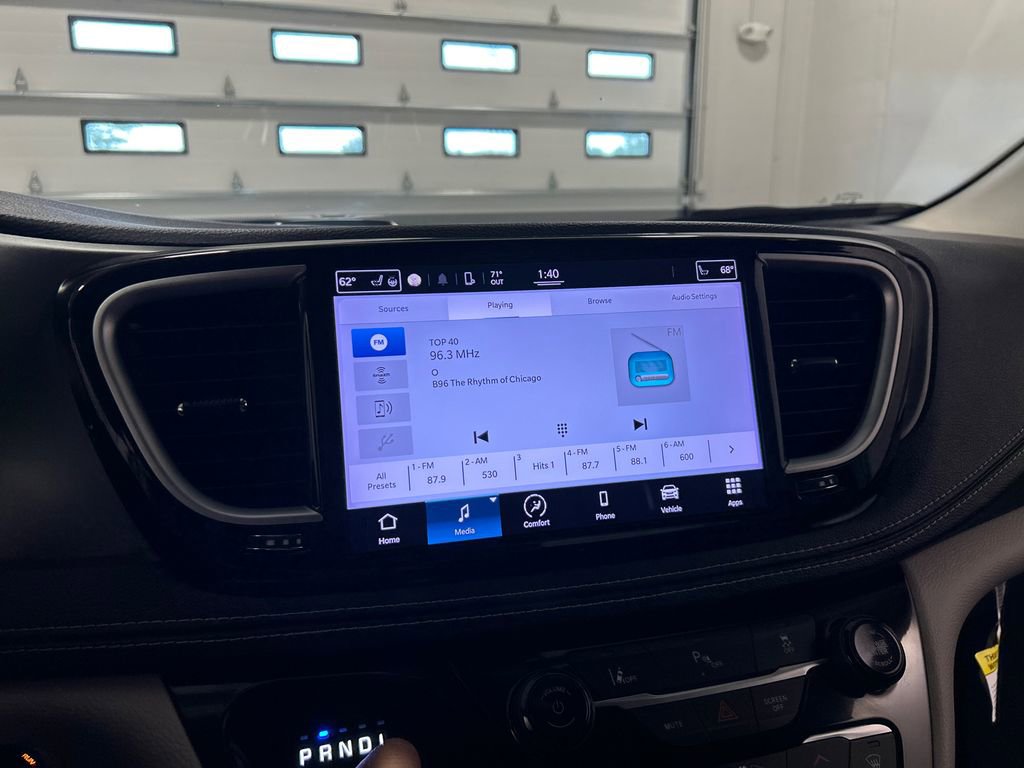 Used 2022 Chrysler Pacifica Touring-L image 23