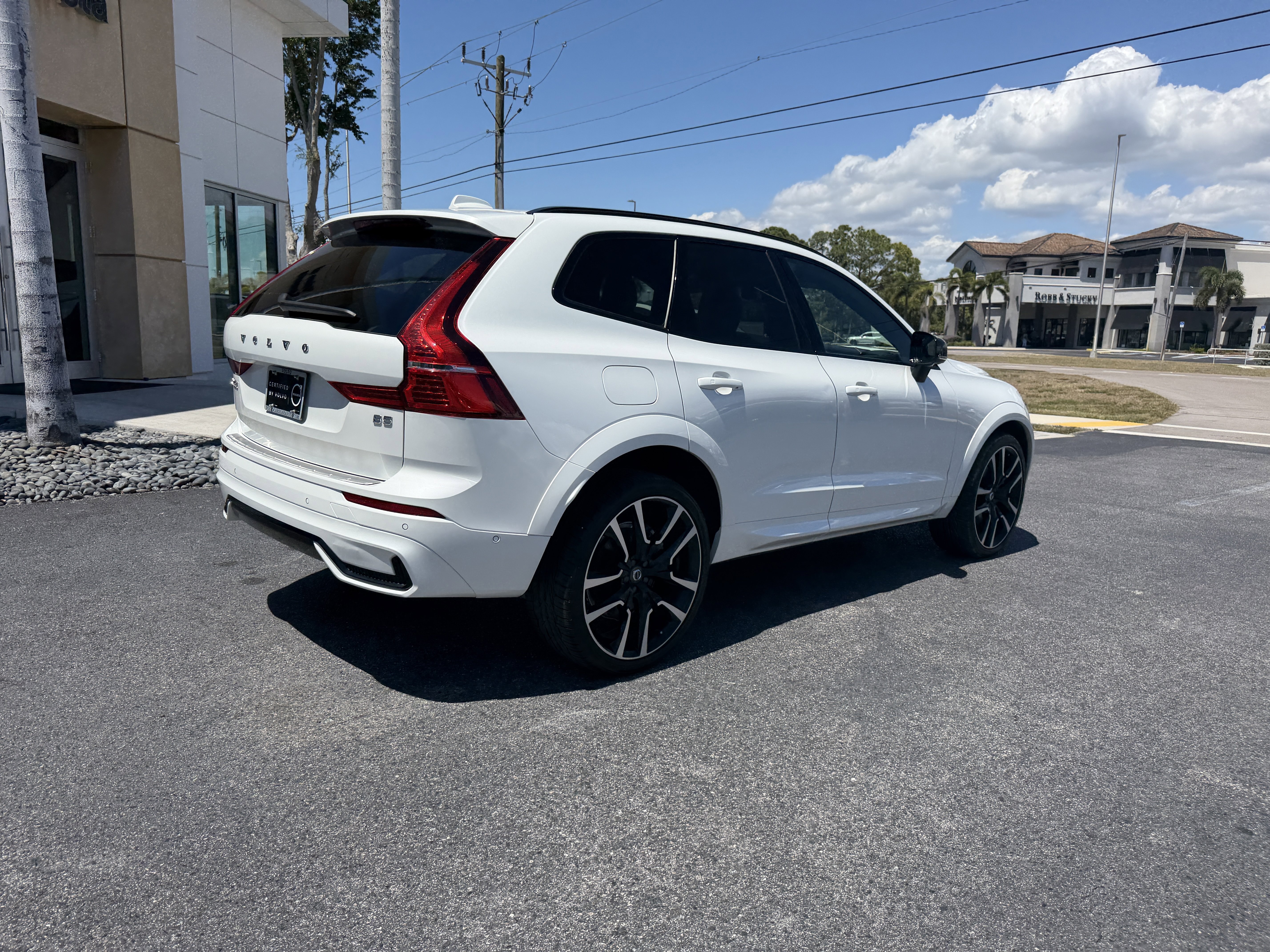 Certified 2023 Volvo XC60 B5 Ultimate FWD image 3