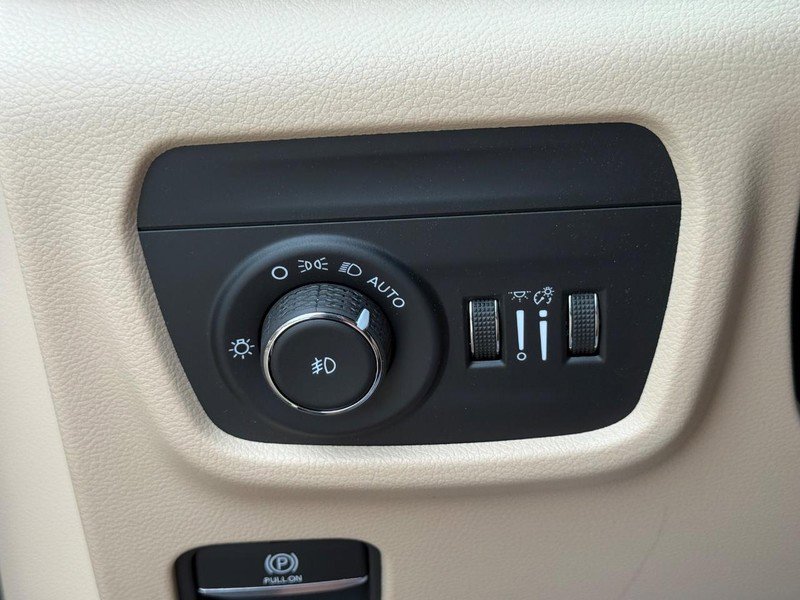 Used 2025 Jeep Grand Cherokee Limited w/ Luxury Tech Group II image 25