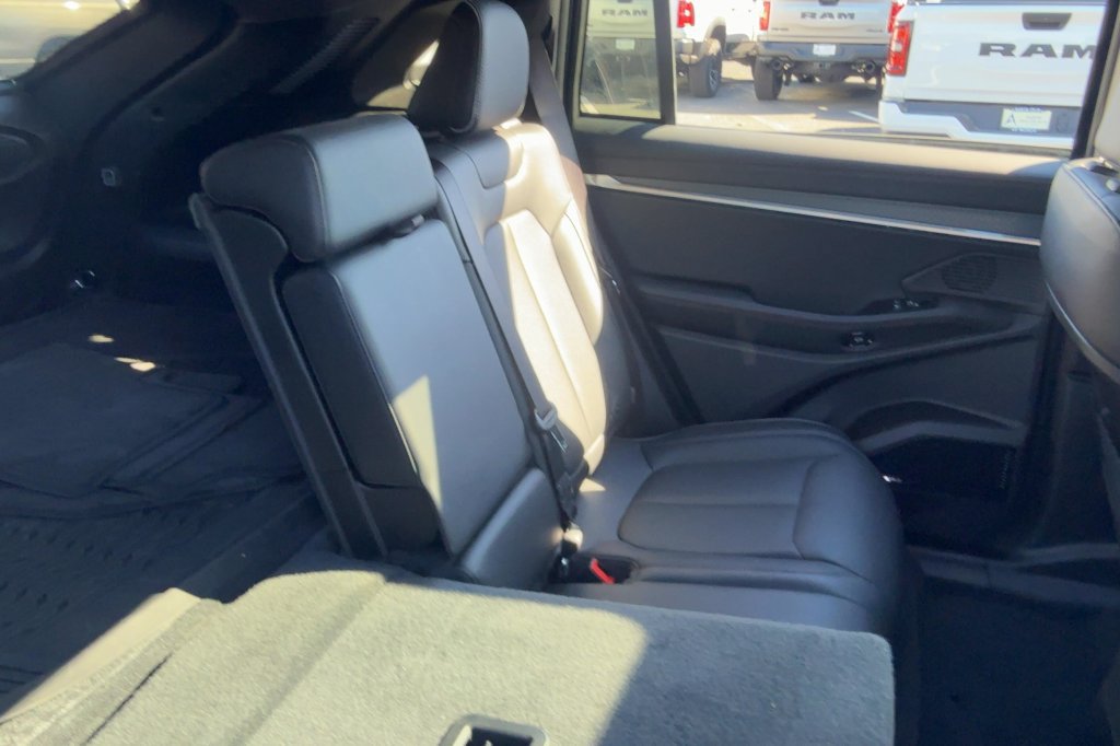 Used 2025 Jeep Wagoneer S Limited AWD/4WD image 13