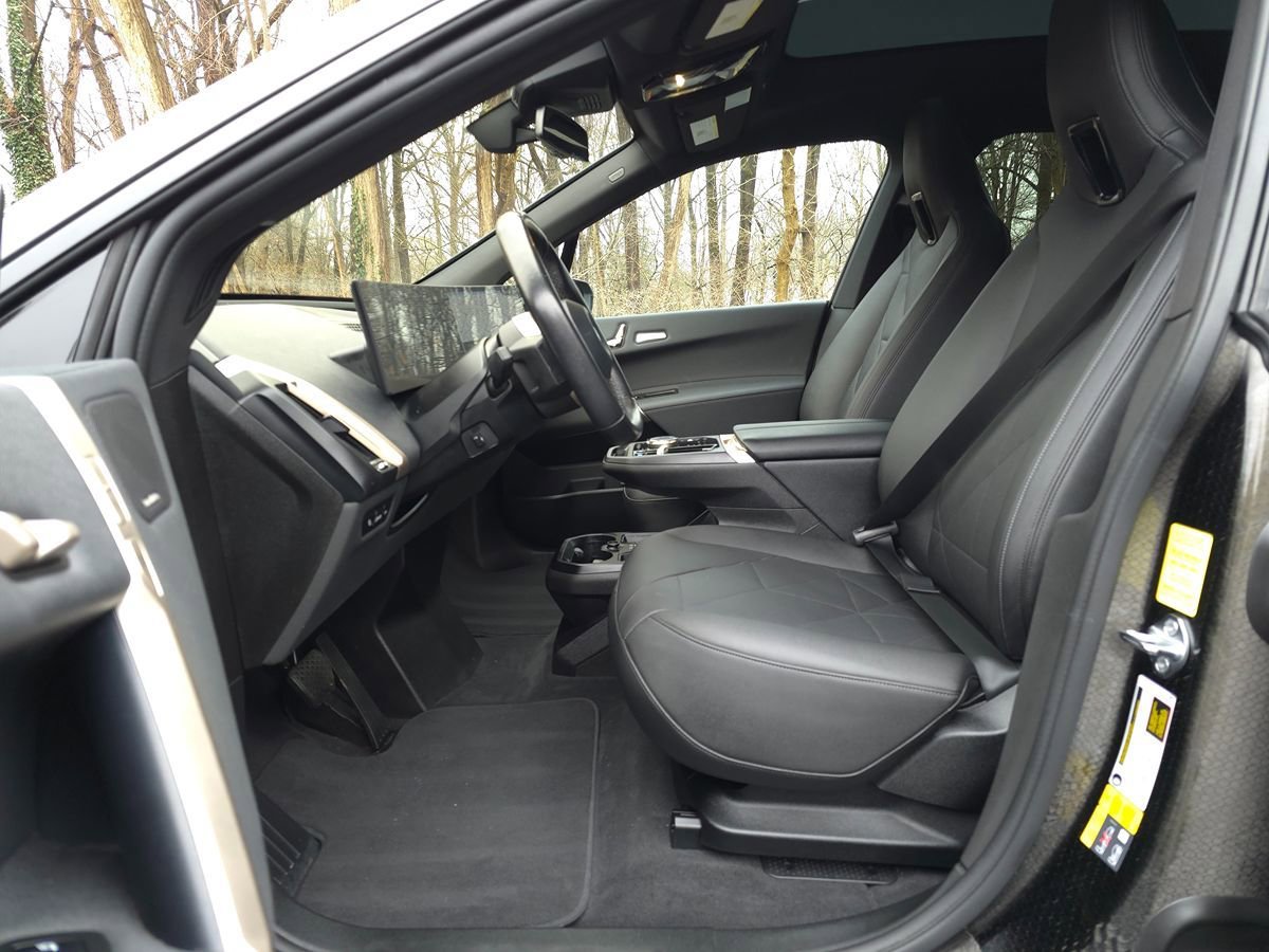 Used 2024 BMW iX xDrive50 w/ Premium Package image 11
