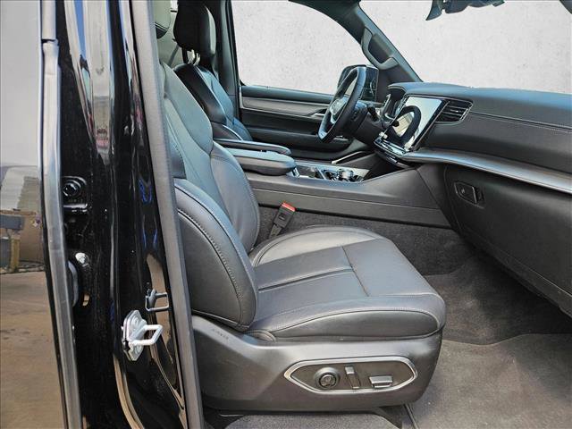 Used 2025 Jeep Wagoneer L Series II w/ Premium Group I AWD/4WD image 19