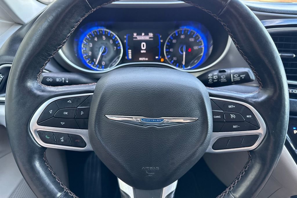Used 2020 Chrysler Pacifica Touring-L image 21