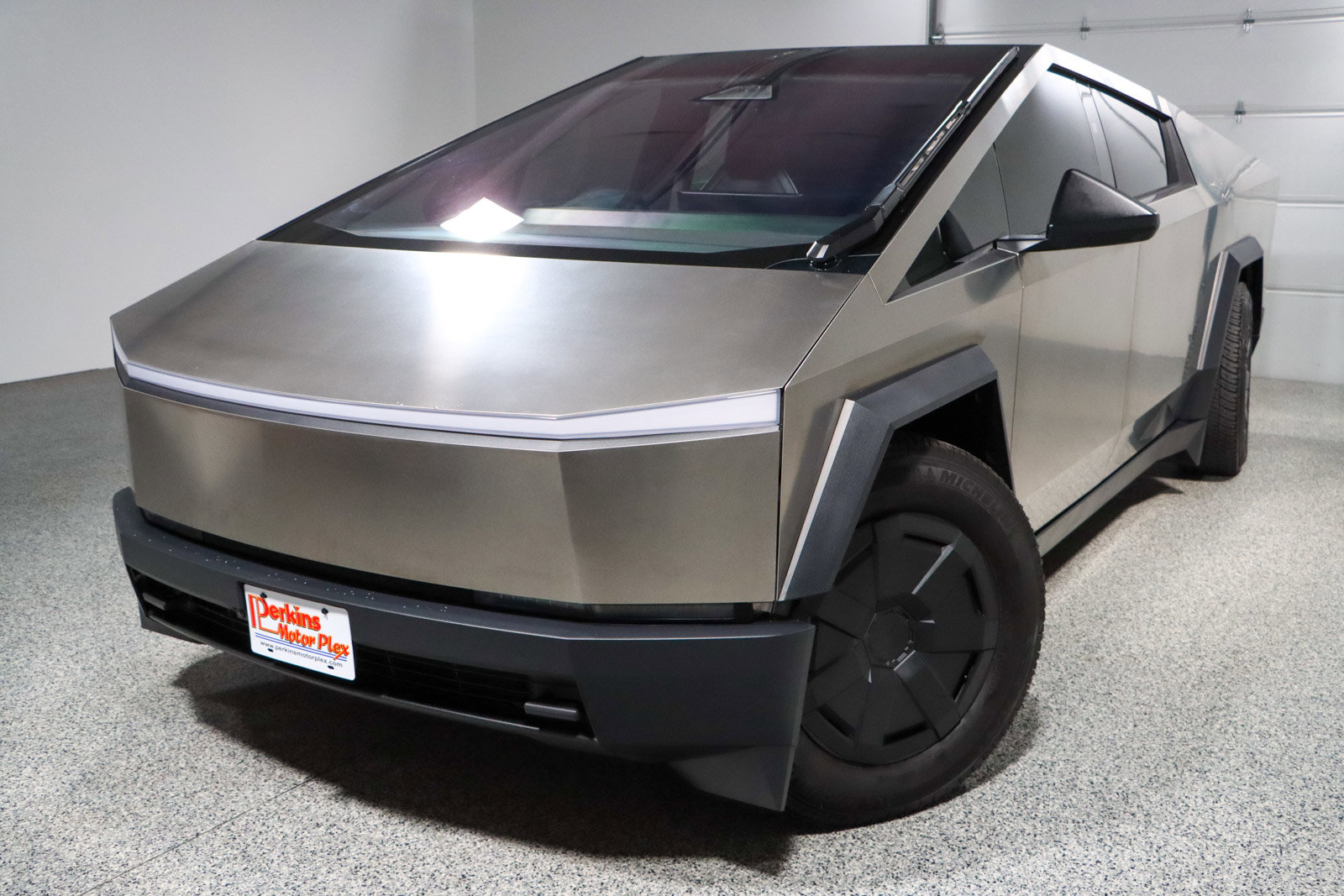 Used 2024 Tesla Cybertruck AWD Crew Cab image 27