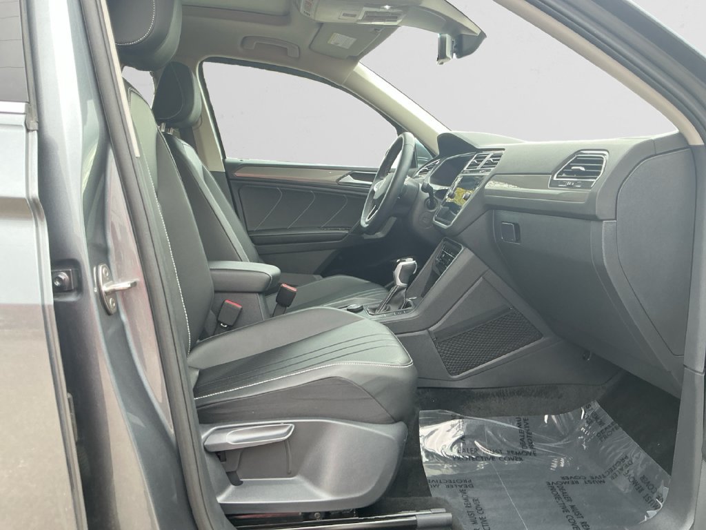 Used 2024 Volkswagen Tiguan SE w/ Panoramic Sunroof Package AWD/4WD image 15