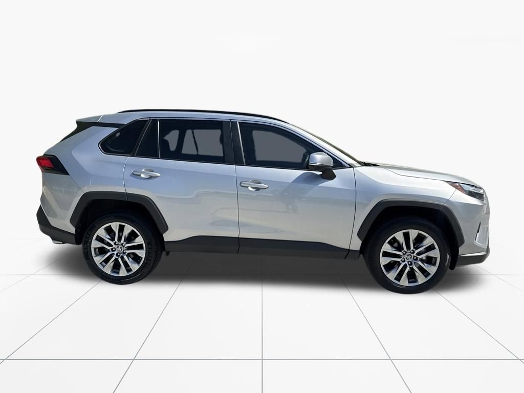 Used 2022 Toyota RAV4 XLE Premium image 10