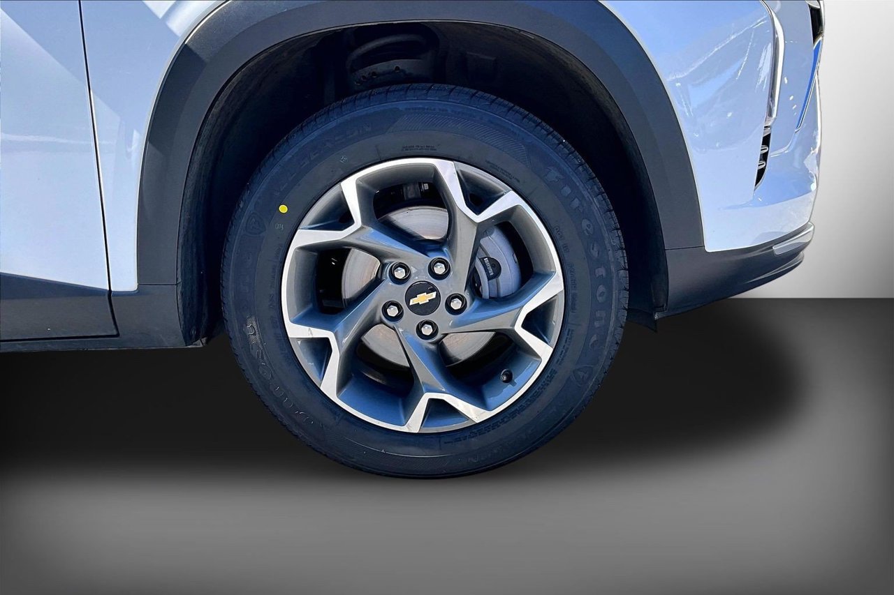 Used 2025 Chevrolet Trax LT FWD image 32