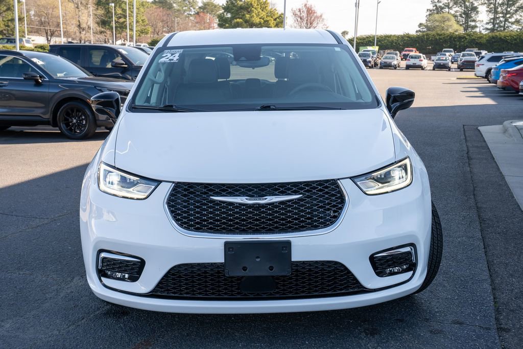 Used 2024 Chrysler Pacifica Touring-L image 2