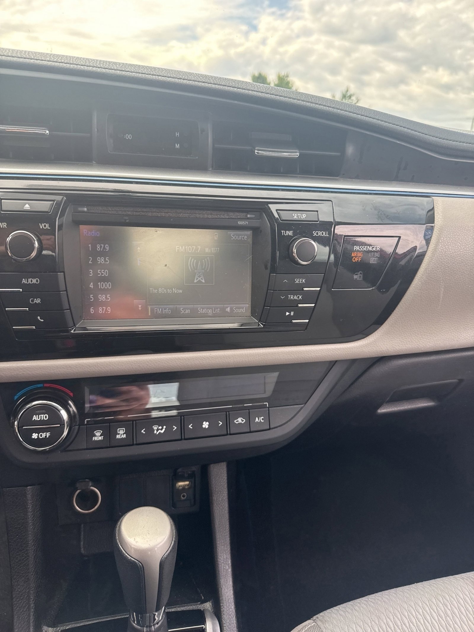 Used 2016 Toyota Corolla LE FWD image 3