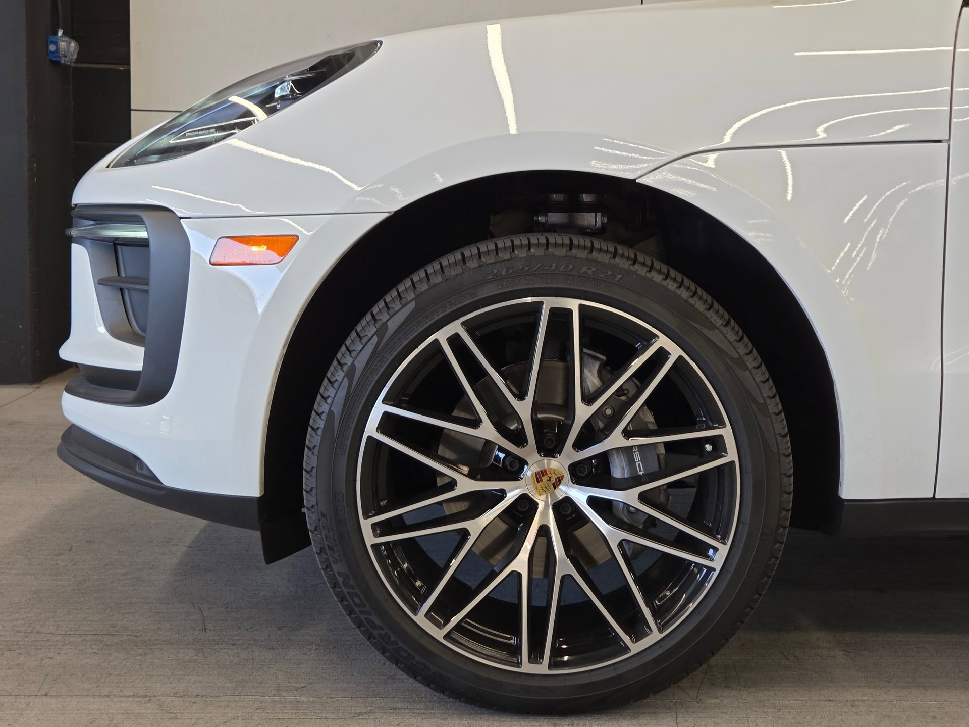 Certified 2026 Porsche Macan AWD/4WD image 9